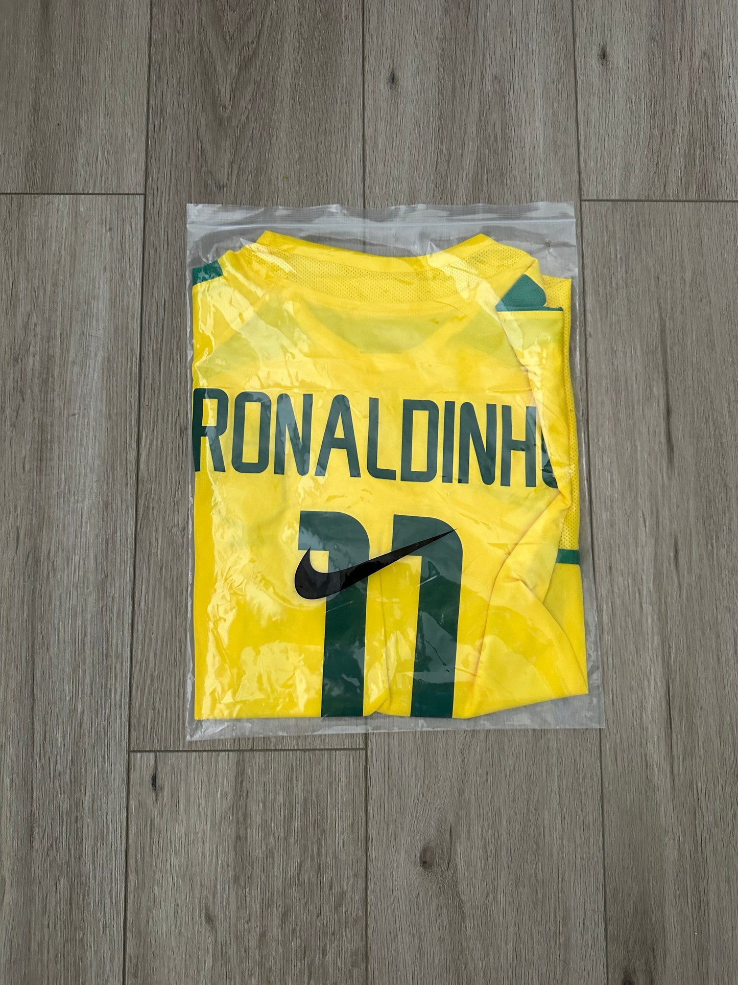 Brazil 2002 Home Retro Soccer Jersey – Ronaldinho #11 – World Cup – Yellow – Men’s