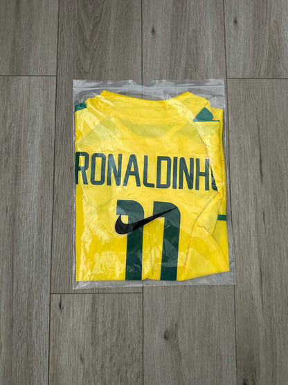 Brazil 2002 Home Retro Soccer Jersey – Ronaldinho #11 – World Cup – Yellow – Men’s