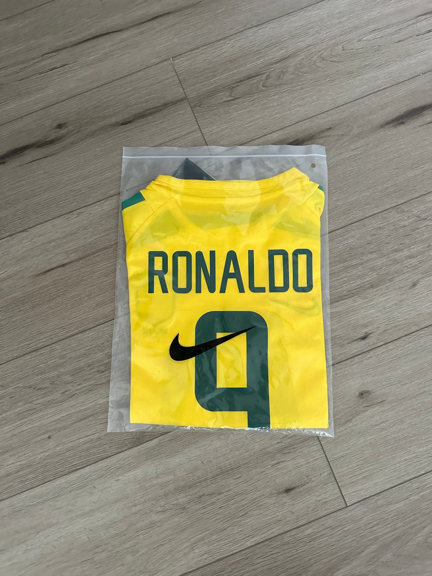 Brazil 2002 Home Retro Soccer Jersey – Ronaldo Nazario #9 – World Cup – Yellow – Men’s
