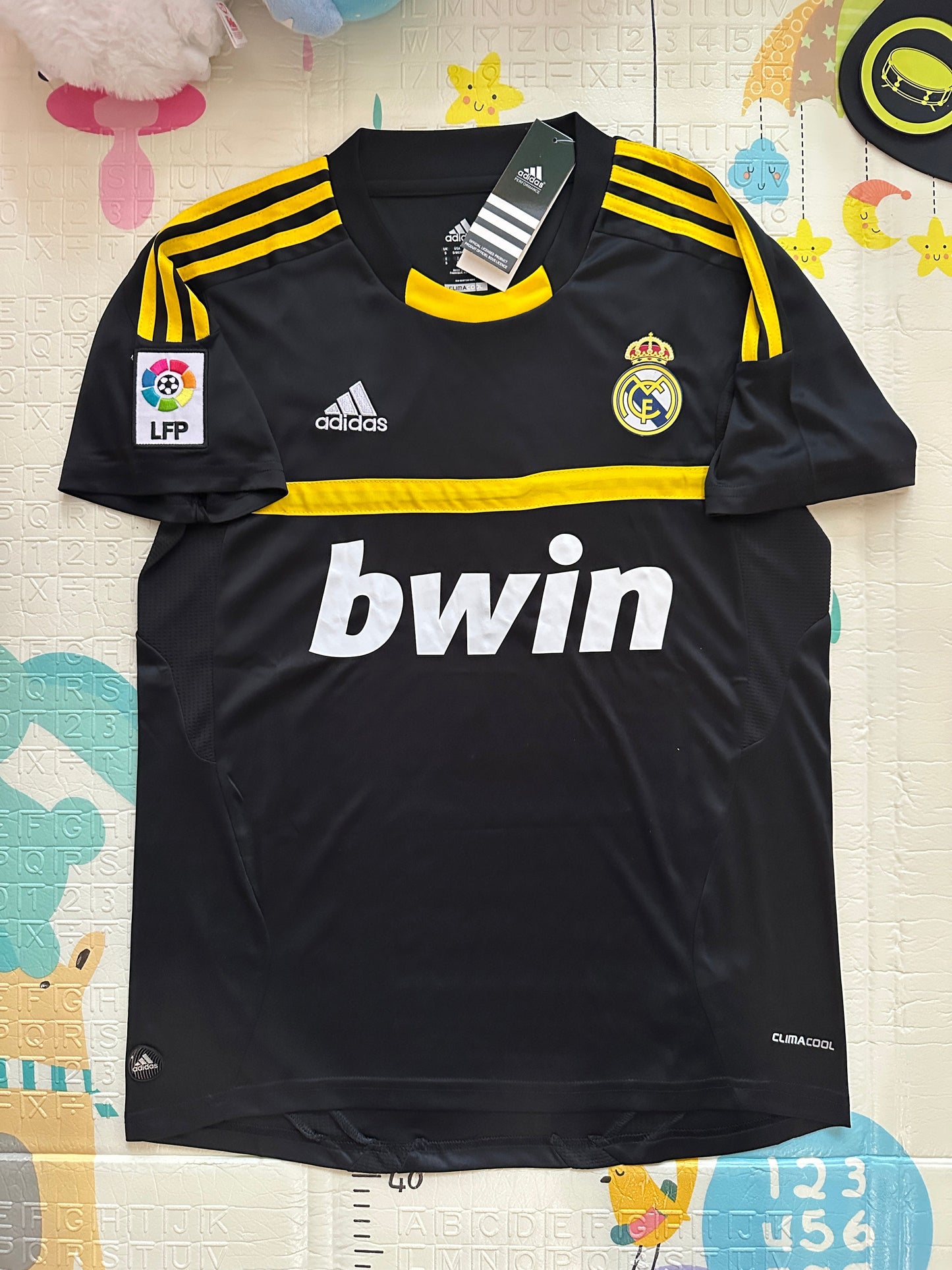Real Madrid 2011/12 Away Retro Soccer Jersey – Iker Casillas #1 – Black – Men’s